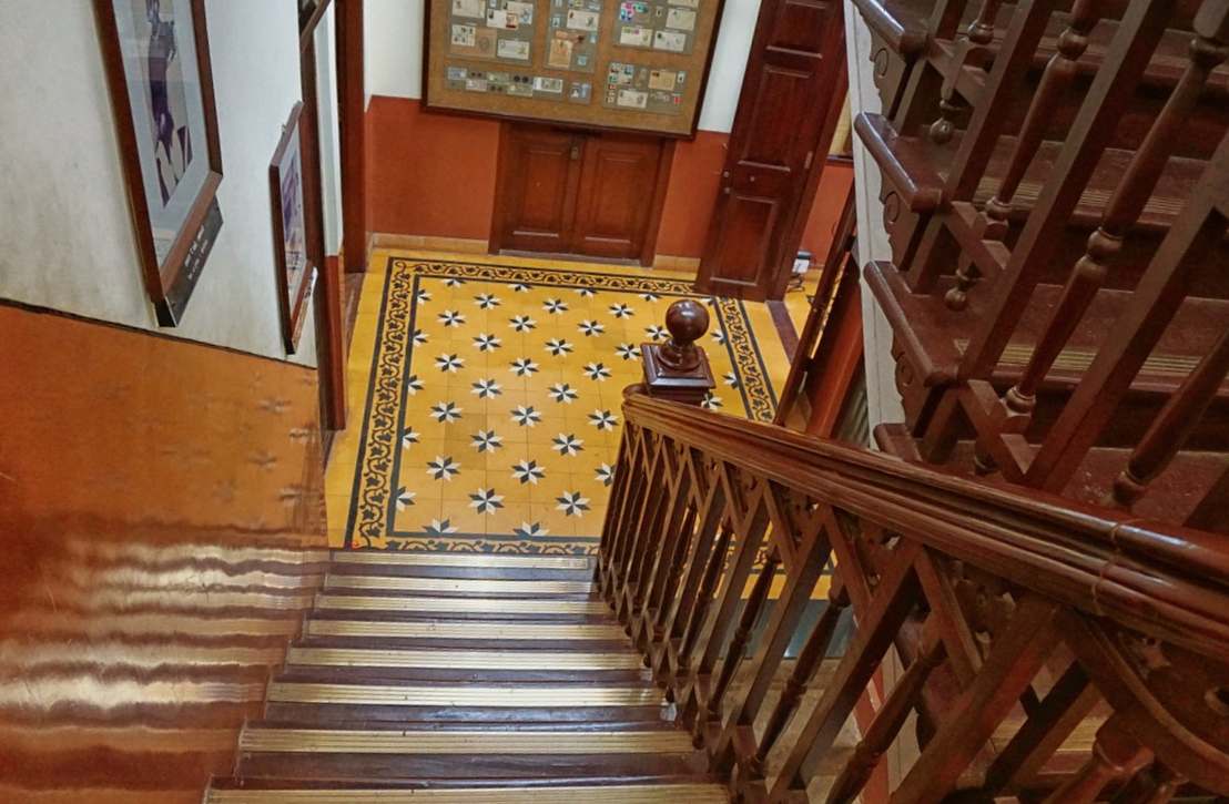 Appliquer de la peinture sur un escalier en bois